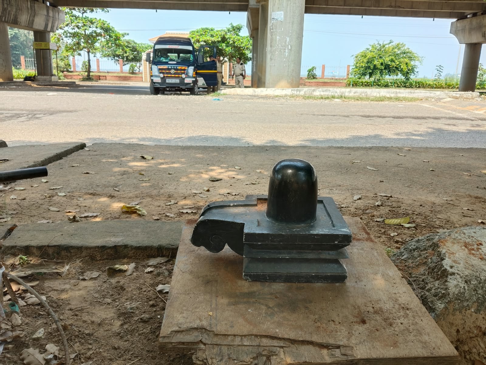 ಫುಟ್ಪಾತ್ನಲ್ಲಿ ಶಿವಲಿಂಗ ಪ್ರತ್ಯಕ್ಷ ? — photo 1