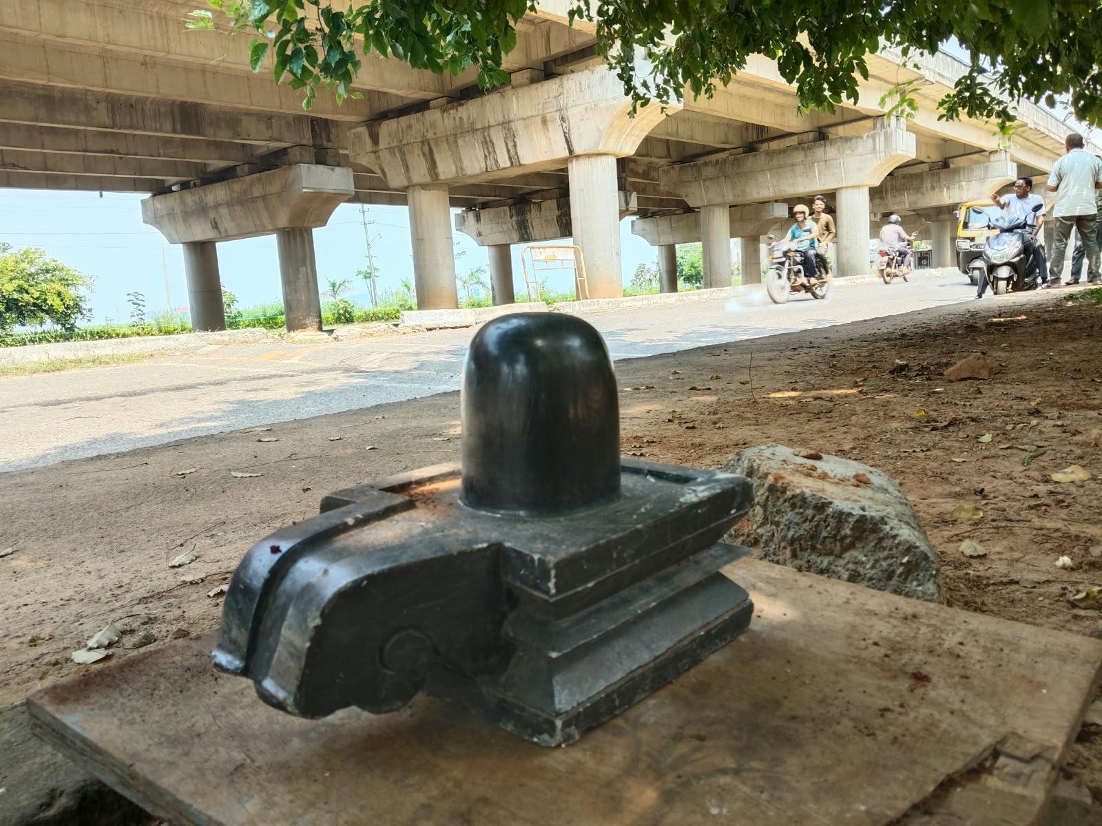 ಫುಟ್ಪಾತ್ನಲ್ಲಿ ಶಿವಲಿಂಗ ಪ್ರತ್ಯಕ್ಷ ?