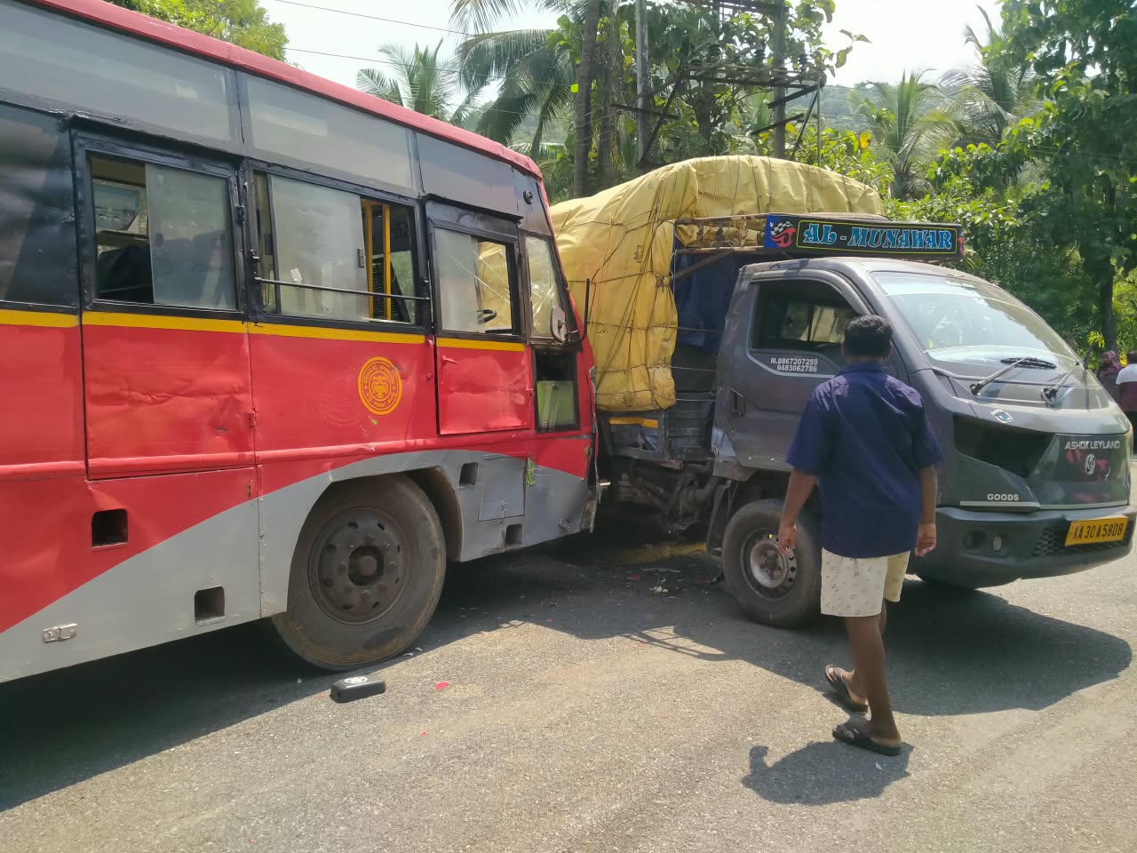 ಕೆಎಸ್ಆರ್ಟಿಸಿ ಬಸ್–ಟಾಟಾ ಏಸ್ ಡಿಕ್ಕಿ; ರಸ್ತೆಯಲ್ಲಿ ಮೊಟ್ಟೆ ಚಿಂದಿ — photo 1