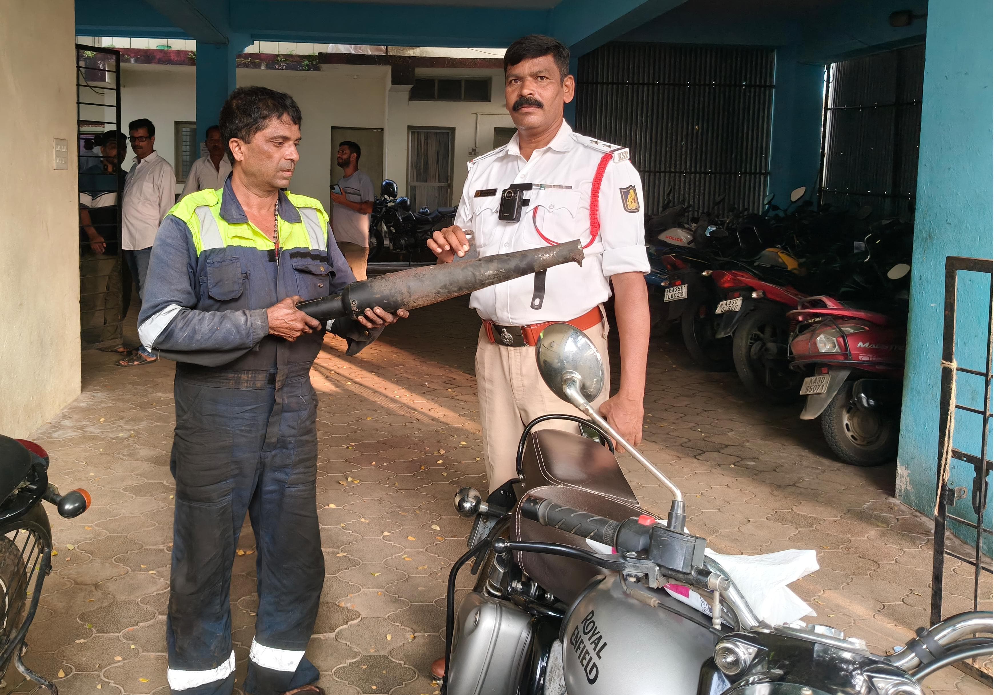 ಬೈಕ್ ಶಬ್ದಕ್ಕೆ ಯುವಕರ ಕ್ರೇಜ್, ಪೊಲೀಸರಿಂದ ಸೈಲೆನ್ಸರ್ಗೆ ಮುಕ್ತಿ!