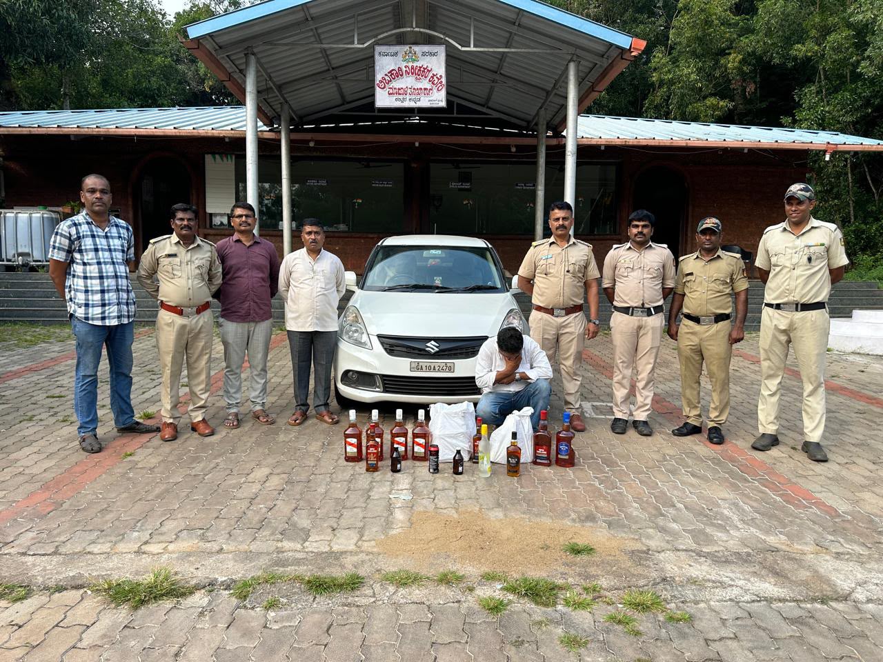 ಗೋವಾ ಮದ್ಯದ ಬಾಟಲಿ ಜೊತೆ ಸಿಕ್ಕಿಬಿದ್ದ ಗೋವಾದವ! — photo 1
